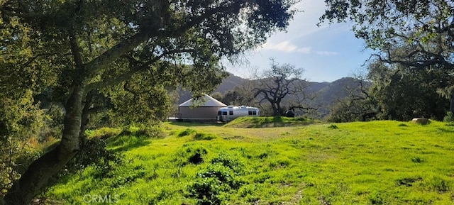 view of yard with a mountain view