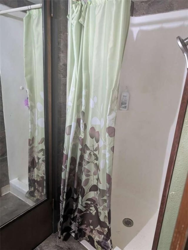 bathroom featuring curtained shower