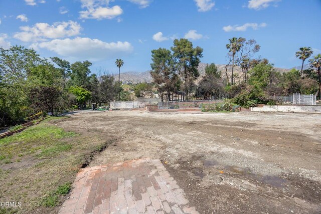 1437 Crest Dr, Altadena, CA 91001