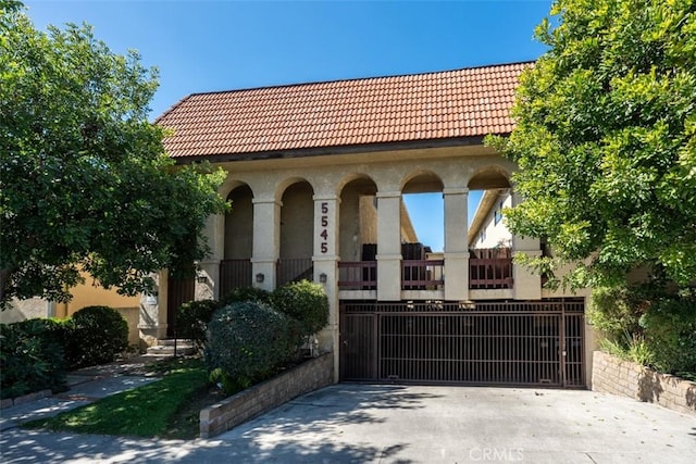 5545 Whitsett Ave Unit 1, Valley Village, CA 91607 - view of front of property with stucco siding and a gate