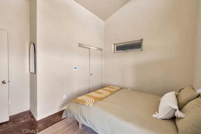 53105 Chia Trl, Pioneertown, CA 92268 - bedroom featuring vaulted ceiling, a closet, and baseboards