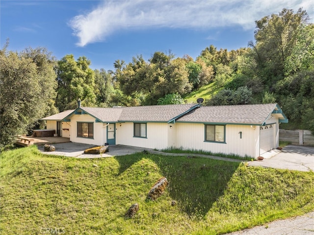 50566 Critter Creek Ln, Oakhurst, CA 93644 - ranch-style house featuring a front yard and driveway