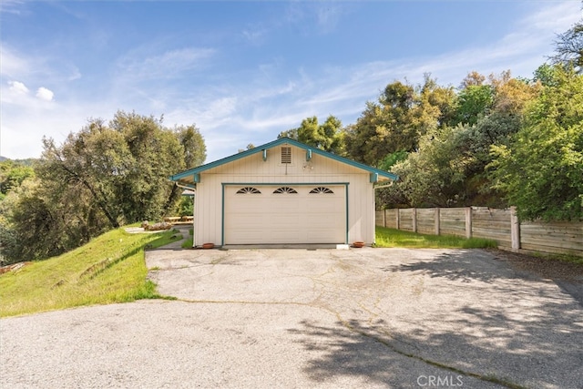 50566 Critter Creek Ln, Oakhurst, CA 93644 - detached garage with fence