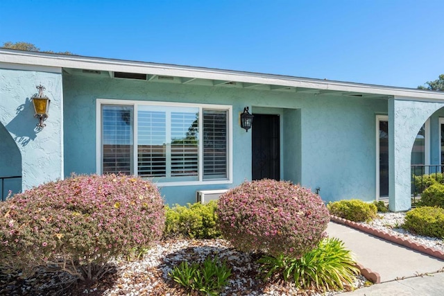 view of front facade featuring stucco siding