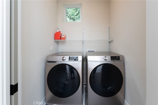 laundry room with laundry area and independent washer and dryer