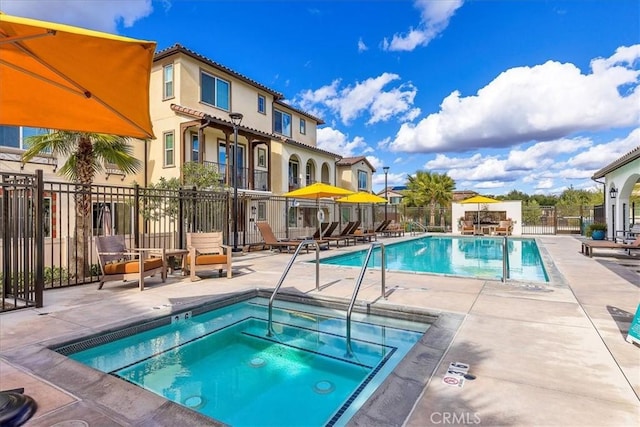 45477 Calle Cirros, Temecula, CA 92592 - community pool featuring a community hot tub and a patio area