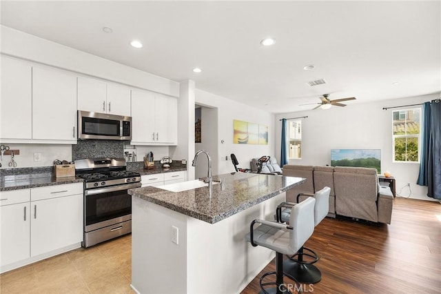 45477 Calle Cirros, Temecula, CA 92592 - kitchen featuring appliances with stainless steel finishes, a kitchen bar, a sink, healthy amount of natural light, and recessed lighting