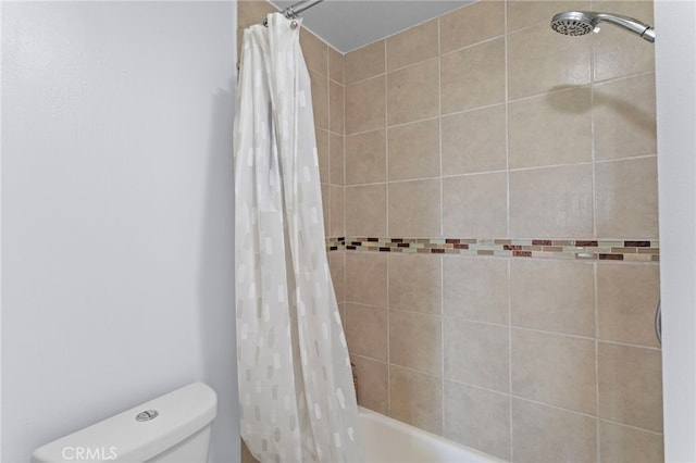 full bathroom featuring toilet and shower / bathtub combination with curtain