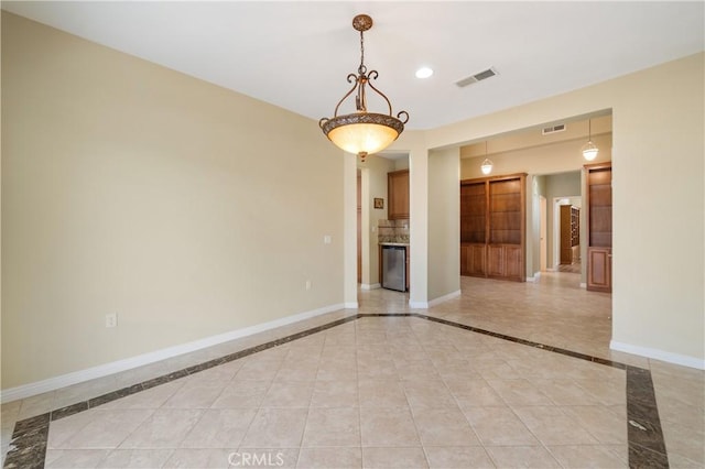 spare room featuring visible vents, recessed lighting, and baseboards