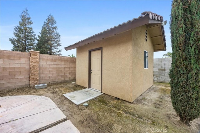 view of outdoor structure with a fenced backyard and an outdoor structure