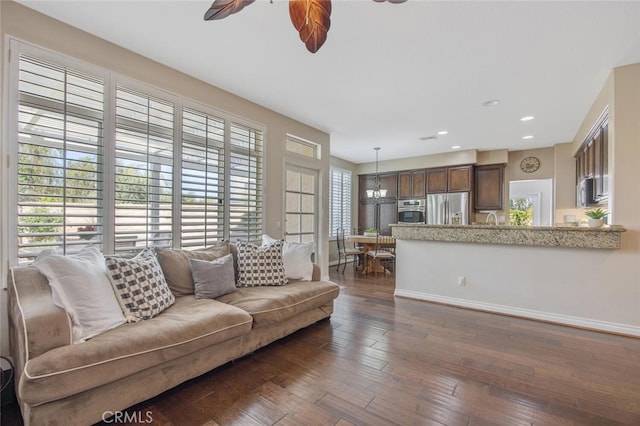 living room with dark wood-type flooring, ceiling fan, recessed lighting, and baseboards