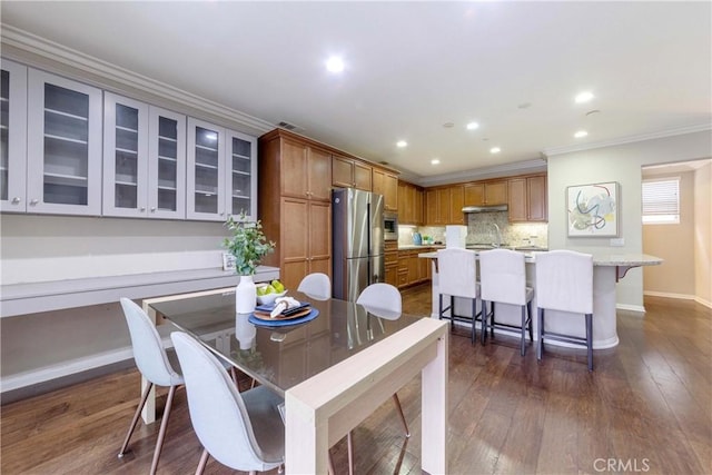 dining room featuring dark wood-style flooring, visible vents, baseboards, recessed lighting, and ornamental molding