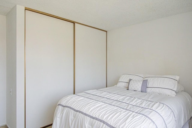 2399 Via Mariposa W Unit 2E, Laguna Woods, CA 92637 - bedroom with a closet and a textured ceiling