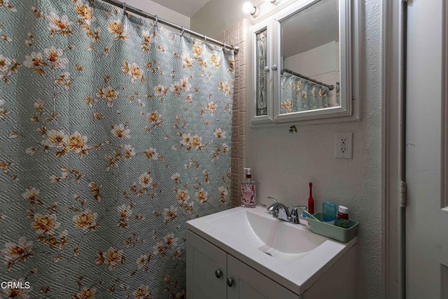 510 Decatur St, Bakersfield, CA 93308 - bathroom featuring curtained shower and vanity