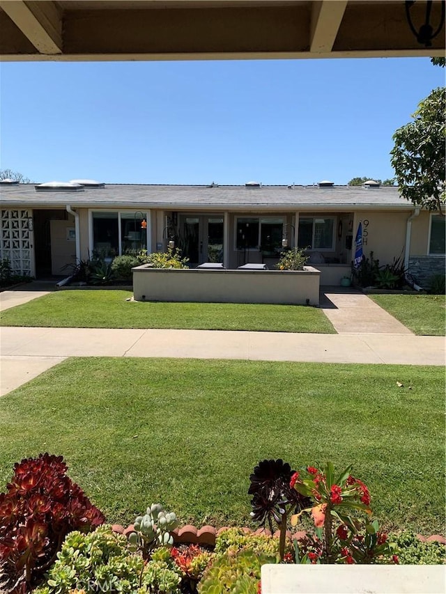1441 Homewood Rd Unit M5-96B, Seal Beach, CA 90740 - view of front facade featuring a front lawn and stucco siding
