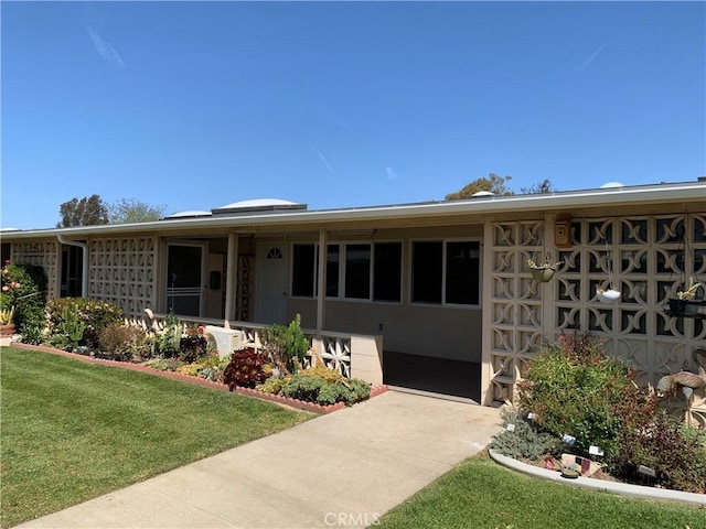 1441 Homewood Rd Unit M5-96B, Seal Beach, CA 90740 - ranch-style house featuring a front yard