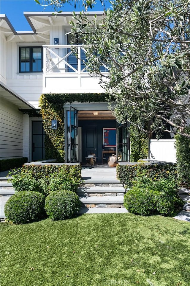 617 Anderson St, Manhattan Beach, CA 90266 - entrance to property with a yard, covered porch, and a balcony