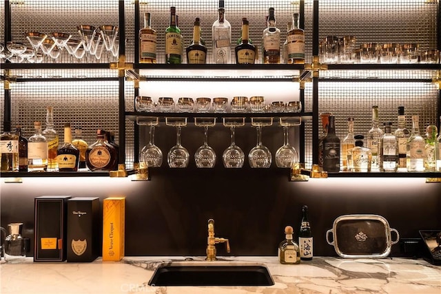 617 Anderson St, Manhattan Beach, CA 90266 - bar with a sink and a dry bar