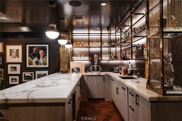 617 Anderson St, Manhattan Beach, CA 90266 - bar with a sink, visible vents, pendant lighting, and indoor wet bar