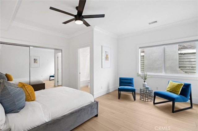 bedroom with light wood-style floors, ceiling fan, ornamental molding, visible vents, and baseboards