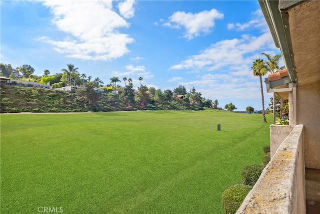 view of yard featuring golf course view