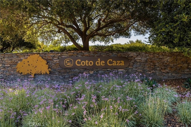 view of community / neighborhood sign