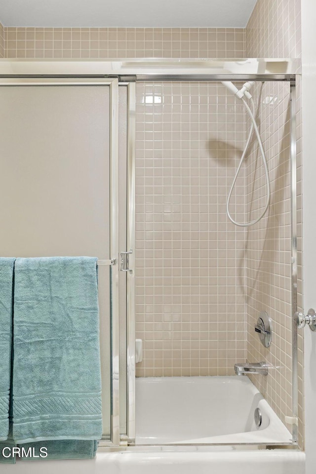 2101 Fox Den Ct, Oxnard, CA 93036 - full bath featuring combined bath / shower with glass door