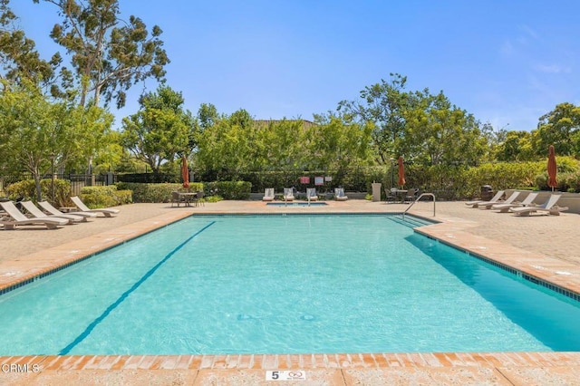2101 Fox Den Ct, Oxnard, CA 93036 - community pool with fence and a patio