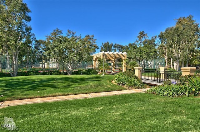 2101 Fox Den Ct, Oxnard, CA 93036 - surrounding community featuring a lawn and a pergola