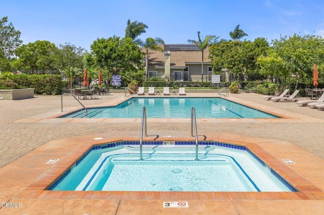 2101 Fox Den Ct, Oxnard, CA 93036 - community pool with fence, a patio, and a hot tub