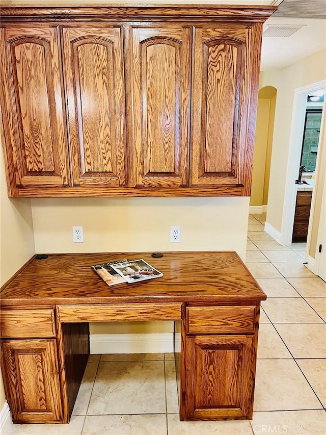 19640 Yanan Rd, Apple Valley, CA 92307 - interior space featuring built in desk and arched walkways