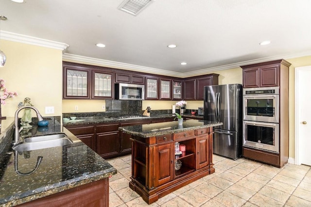 kitchen featuring crown molding, a sink, stainless steel appliances, visible vents, and recessed lighting