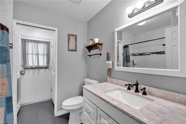 full bath featuring vanity, baseboards, a shower with curtain, and toilet