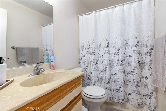 41 Thomas Ct, Templeton, CA 93465 - full bathroom featuring vanity, toilet, and curtained shower