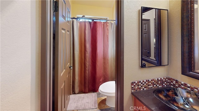 755 Cienega Rd Unit B, Big Bear Lake, CA 92315 - bathroom featuring tasteful backsplash, a shower with shower curtain, toilet, a textured wall, and vanity