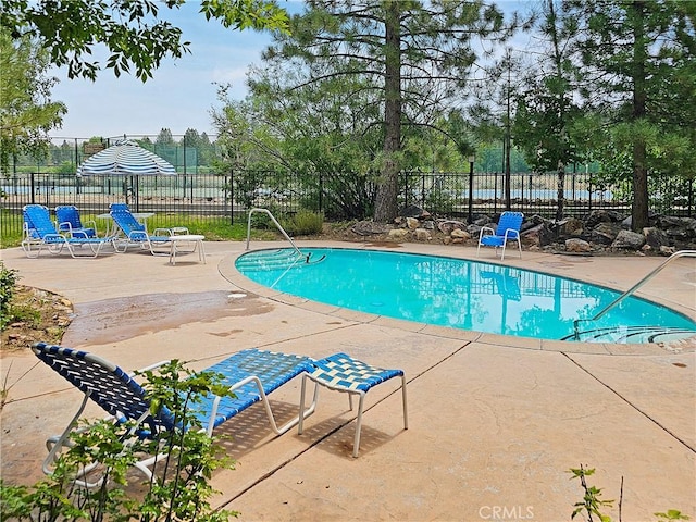 755 Cienega Rd Unit B, Big Bear Lake, CA 92315 - community pool featuring a patio area and fence
