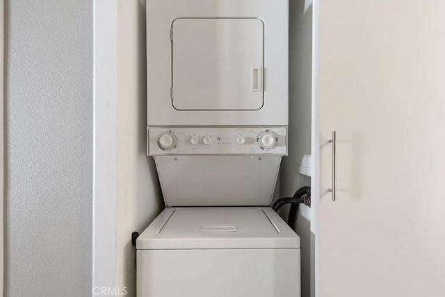 1192 Mitchell Ave Unit 66, Tustin, CA 92780 - laundry area with stacked washer and clothes dryer