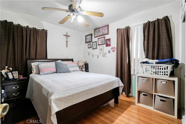 bedroom featuring light wood-style flooring and a ceiling fan