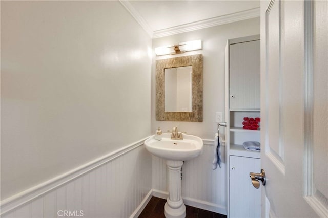 bathroom featuring ornamental molding