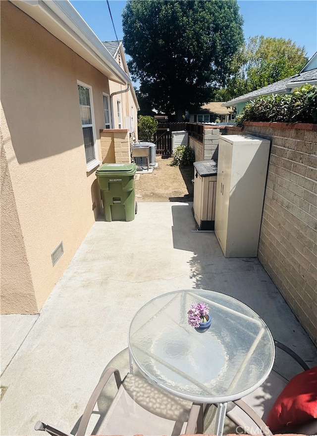 16624 Kelsloan St, Lake Balboa, CA 91406 - view of patio / terrace with fence