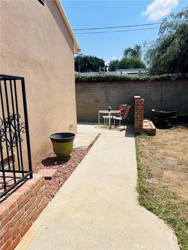 16624 Kelsloan St, Lake Balboa, CA 91406 - view of patio / terrace