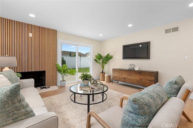 living room featuring visible vents, recessed lighting, and wood finished floors
