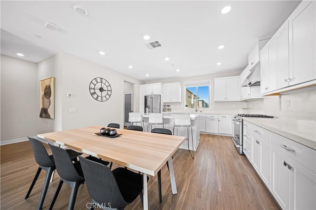 248 Keeper, Irvine, CA 92618 - dining room featuring wood finished floors, baseboards, visible vents, and recessed lighting