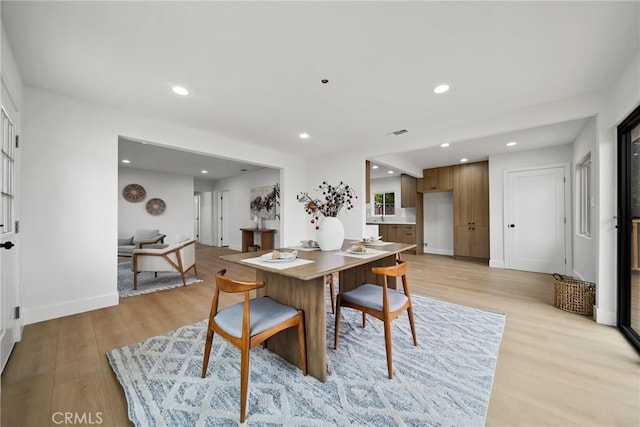 dining space featuring recessed lighting, light wood-style flooring, baseboards, and visible vents