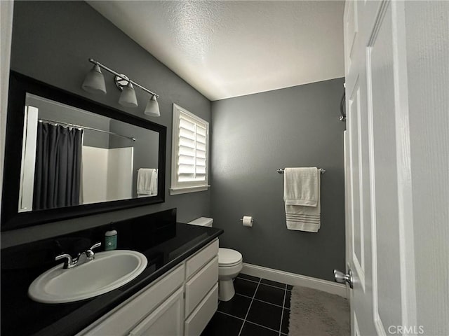 full bath featuring baseboards, a shower with shower curtain, toilet, vanity, and tile patterned floors