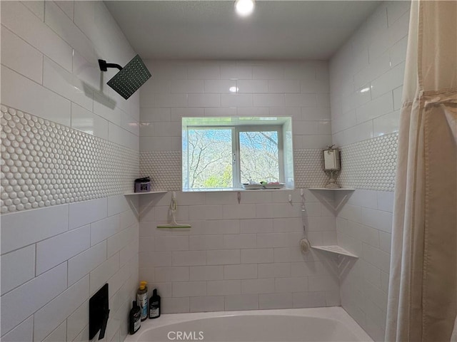 bathroom with tiled shower / bath combo
