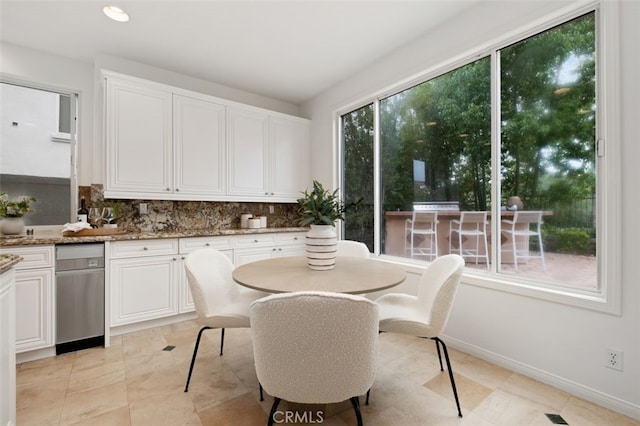 dining area with baseboards and recessed lighting