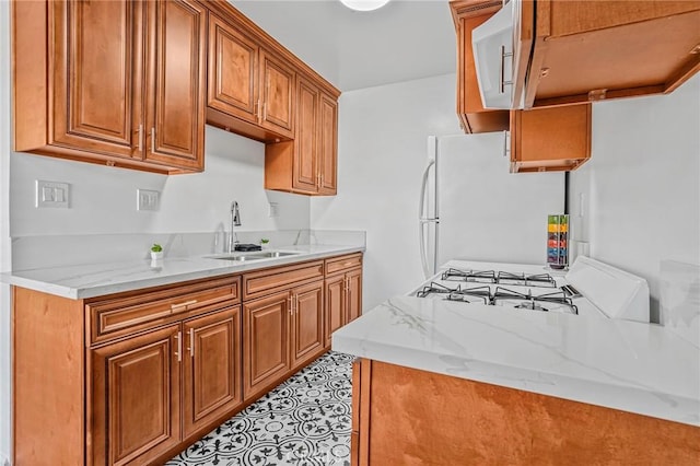 1101 E Ocean Blvd Unit 14, Long Beach, CA 90802 - kitchen featuring brown cabinetry, a sink, freestanding refrigerator, and stove
