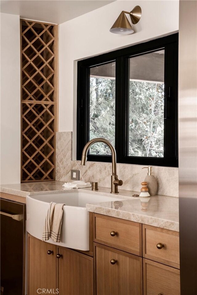 521 Fremont Dr, Pasadena, CA 91103 - indoor bar featuring decorative backsplash