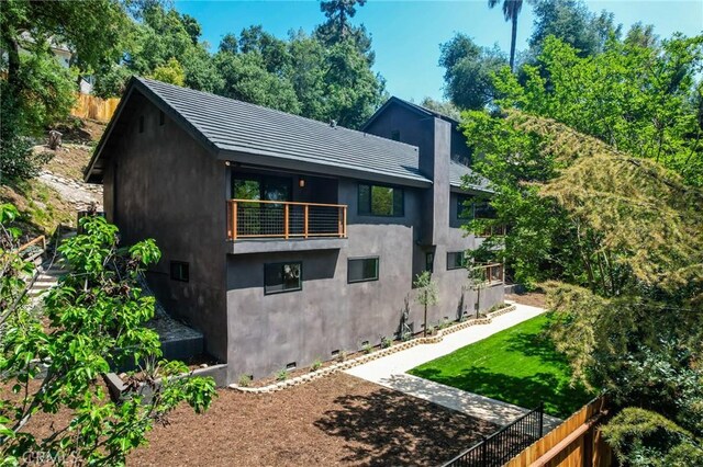 521 Fremont Dr, Pasadena, CA 91103 - back of house with stucco siding and a balcony